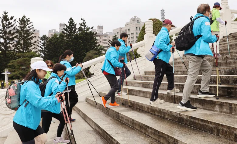 雙杖健走爬樓梯進階練習