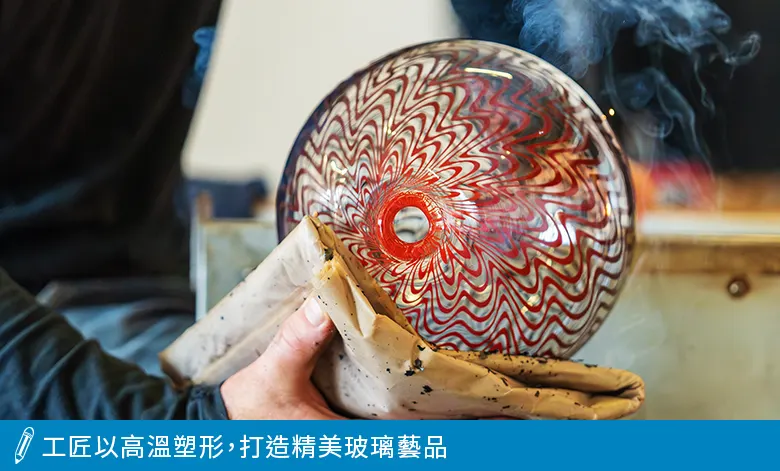 工匠打造玻璃藝品