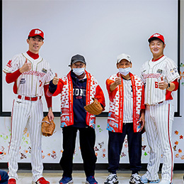 味全龍選手林子昱、蔣少宏於感恩節前夕拜訪稻香日照中心