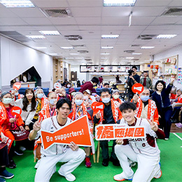 樂天桃猿選手林承飛、林智平、梁家榮、張閔勛拜訪桃園地區日照中心