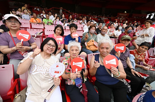 「Be supporters!」計畫邀請約20位來自北市四間長照機構的長者前進球場應援。