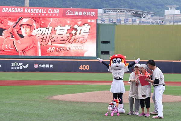 「Be supporters!」計畫力邀參與計畫的85歲長者白蔡寶蘭擔任賽前播報打序嘉賓。