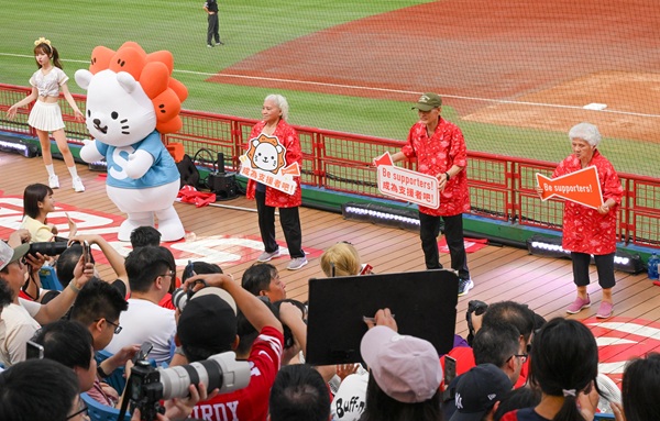 多位年逾70歲的長者,與味全龍啦啦隊小龍女一同站上髮香區跳應援舞。