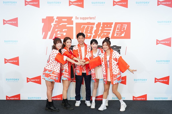 三得利健益攜手樂天桃猿與味全龍兩大職棒球團,共同編創專屬「橘應援團」的《肌勵應援舞》,邀請長者們一起動起來提升肌力!(左起為味全龍小龍女心璇、琪琪、三得利健益總經理、樂天女孩筠熹、小紫)