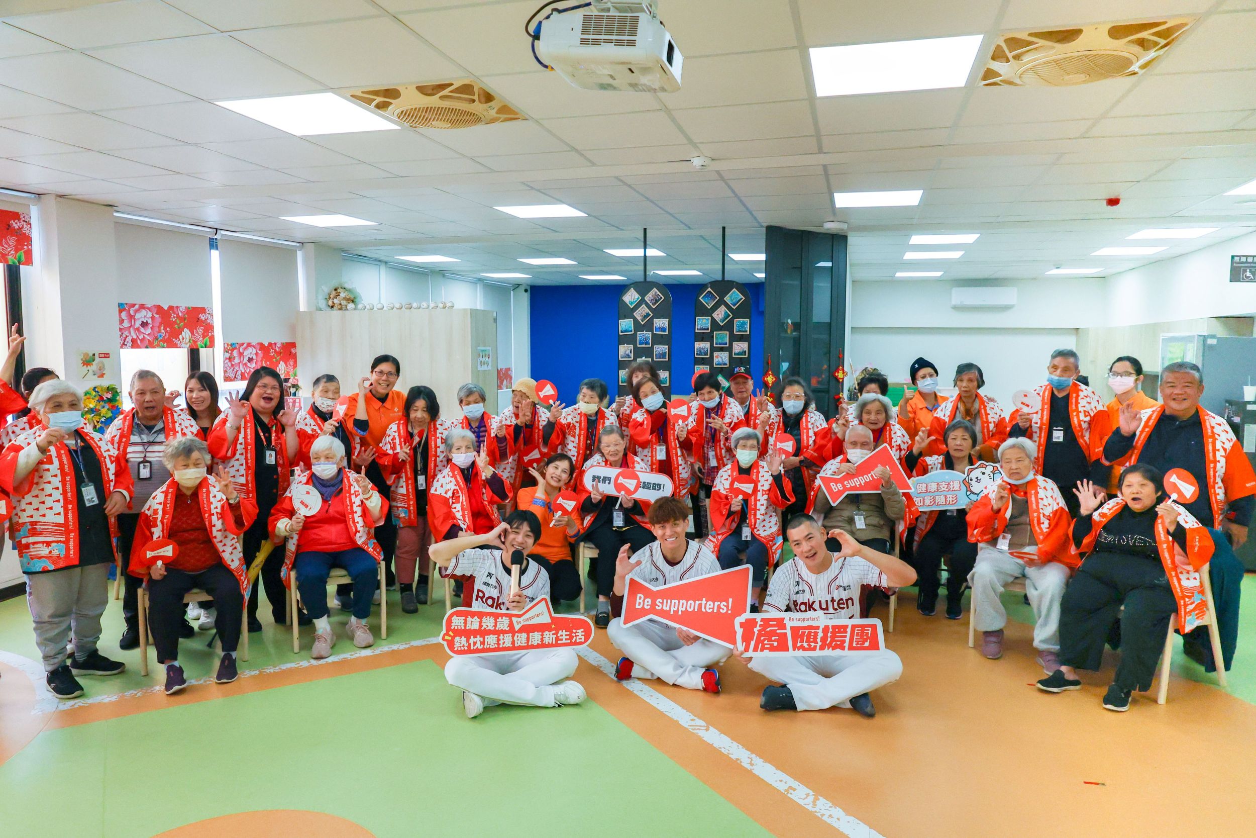 感恩節前夕,「Be supporters!」計畫特別號召樂天桃猿冠軍球員梁家榮、張閔勛共同走訪日照中心