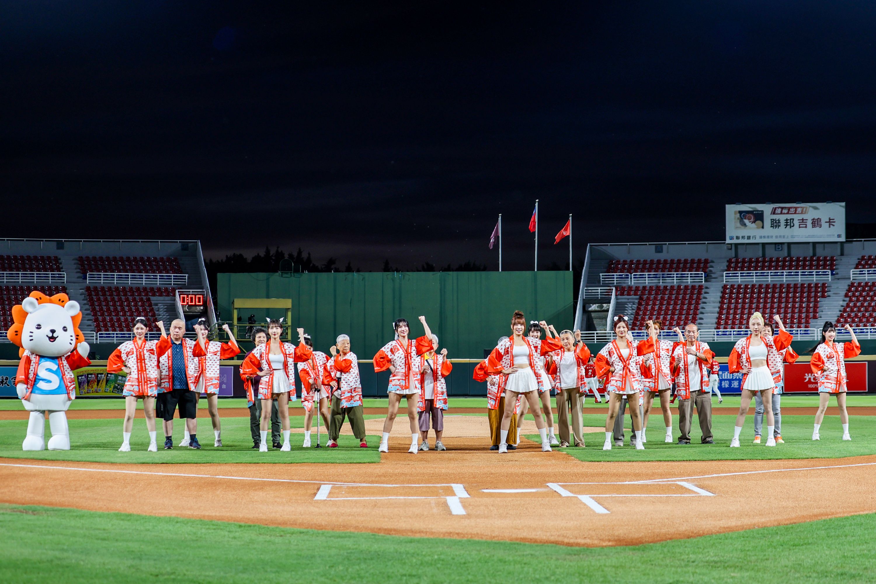 由長者們組成的「橘應援團」,於樂天桃猿主題日上現場表演活力應援。