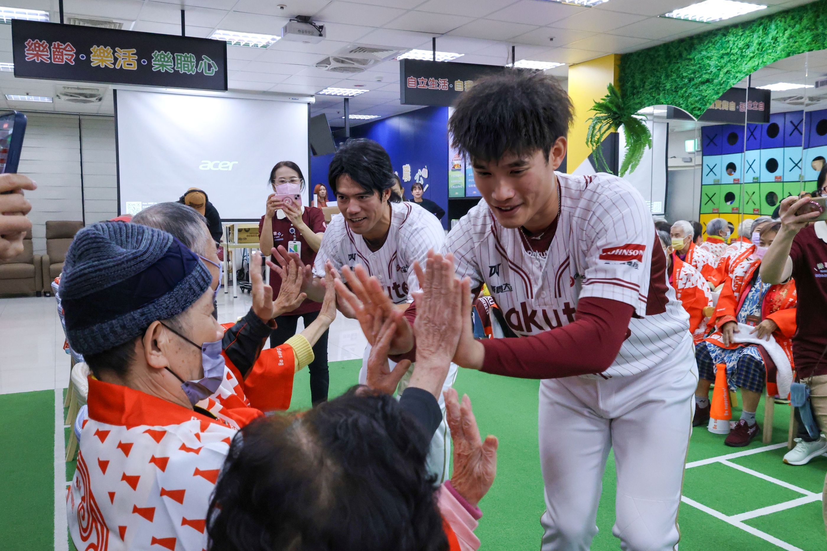 樂天桃猿林智平、林承飛紛紛表示看到長者們在球場、日照中心的賣力應援相當感動。