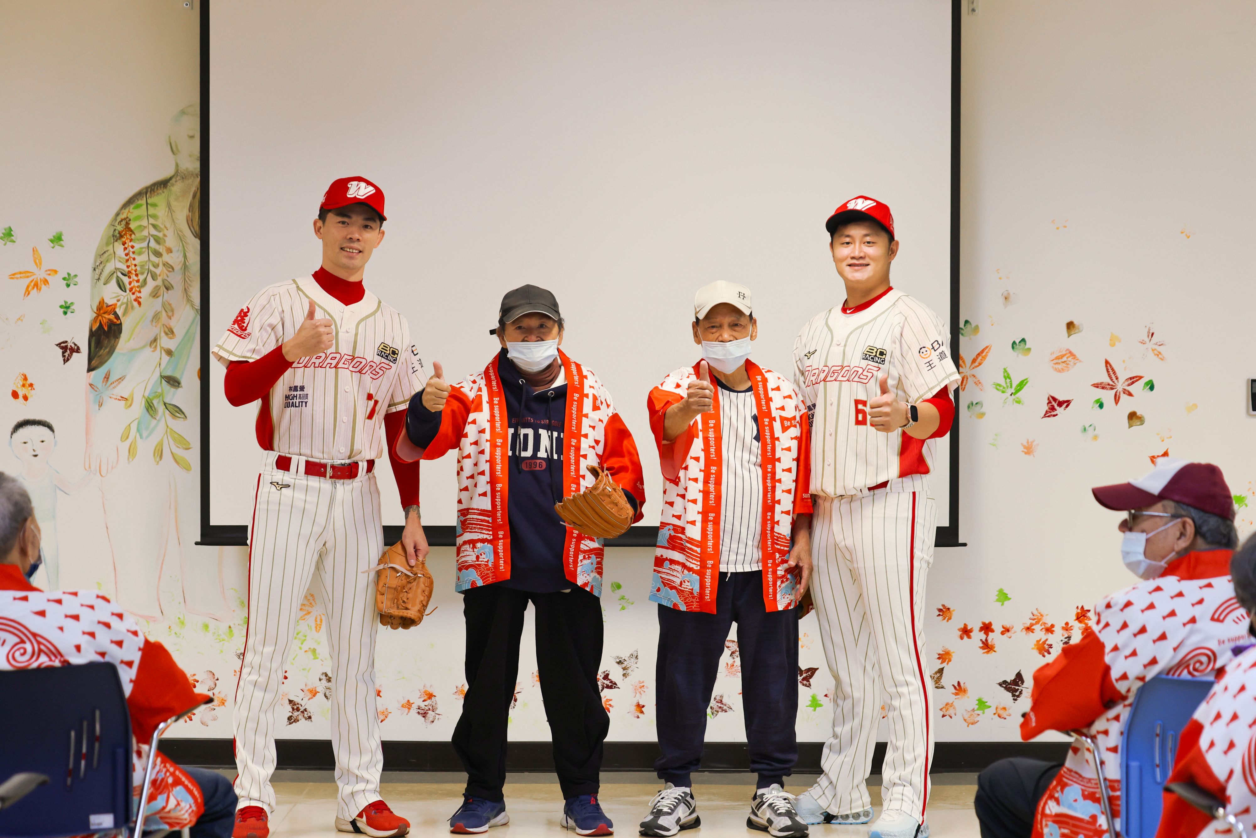 味全龍球員蔣少宏、林子昱至日照機構訪視長者，對長者的活力及面對新事物的期待感印象深刻。